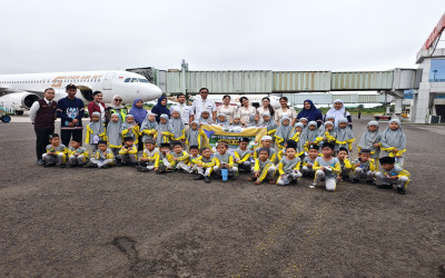 Eksplorasi Bandara Tjilik Riwut: Murid Kelas 1 MI Terpadu Berkah Mengenal Dunia Penerbangan lewat Field Trip yang menyenangkan